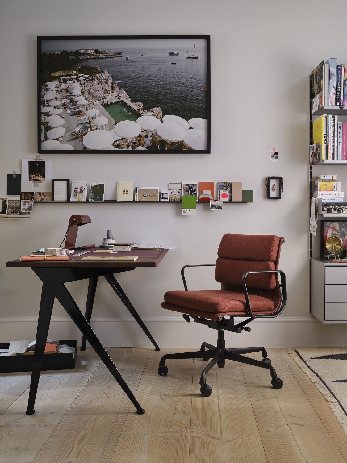 Vitra Soft Pad Chair EA217 in Orange am Schreibtisch, ein stilvoller Bürostuhl für das Homeoffice.