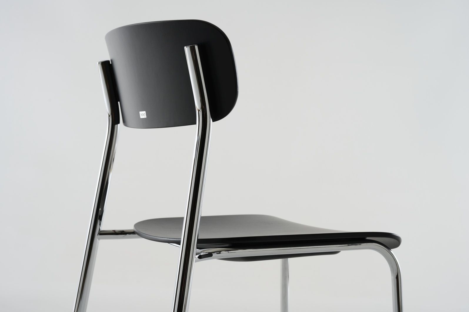 Rückansicht des S 243 Thonet Stahlrohrstuhls in Olivgrün, ein elegantes Einzelstück mit verchromtem Gestell.