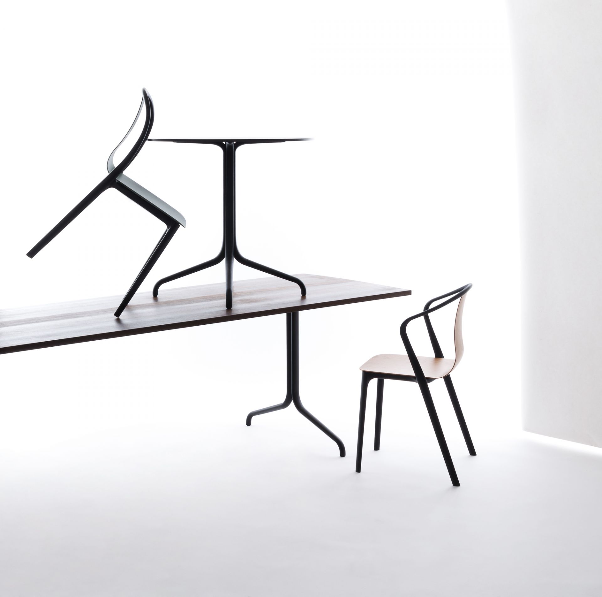 Belleville Chair von Vitra: Schwarzer Kunststoffstuhl und Holzsitz, moderner Design Stuhl für Esszimmer.