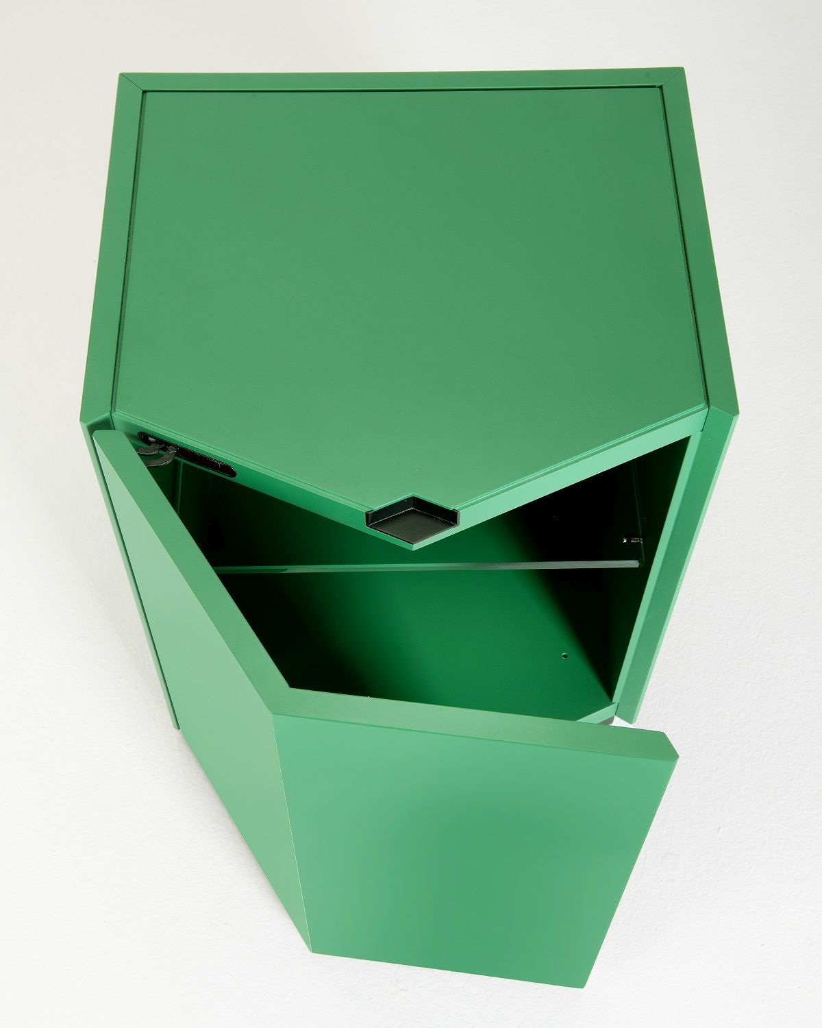 Zanotta Z24 Nightstand 728 Nachttisch in Grün, schwebend mit geöffneter Tür und Innenansicht.