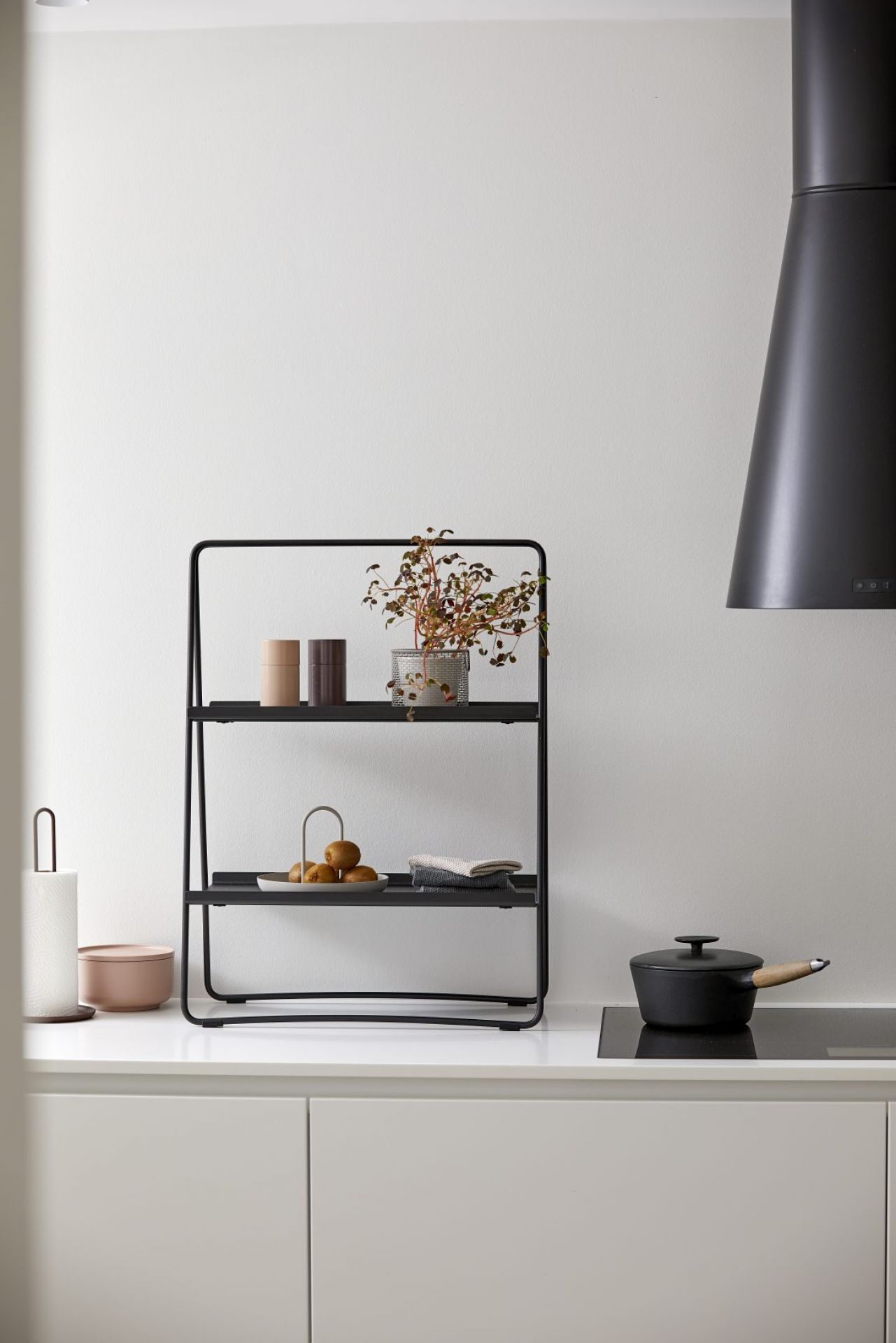 Schwarzes A-Table Regal von Zone Denmark mit Dekoration in einer modernen Küche. Tischregal für Ordnung.