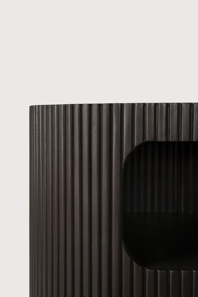 Detailaufnahme: Ethnicraft Rollcontainer Boomerang aus dunklem Holz mit geriffelter Oberfläche und Ablagefach.
