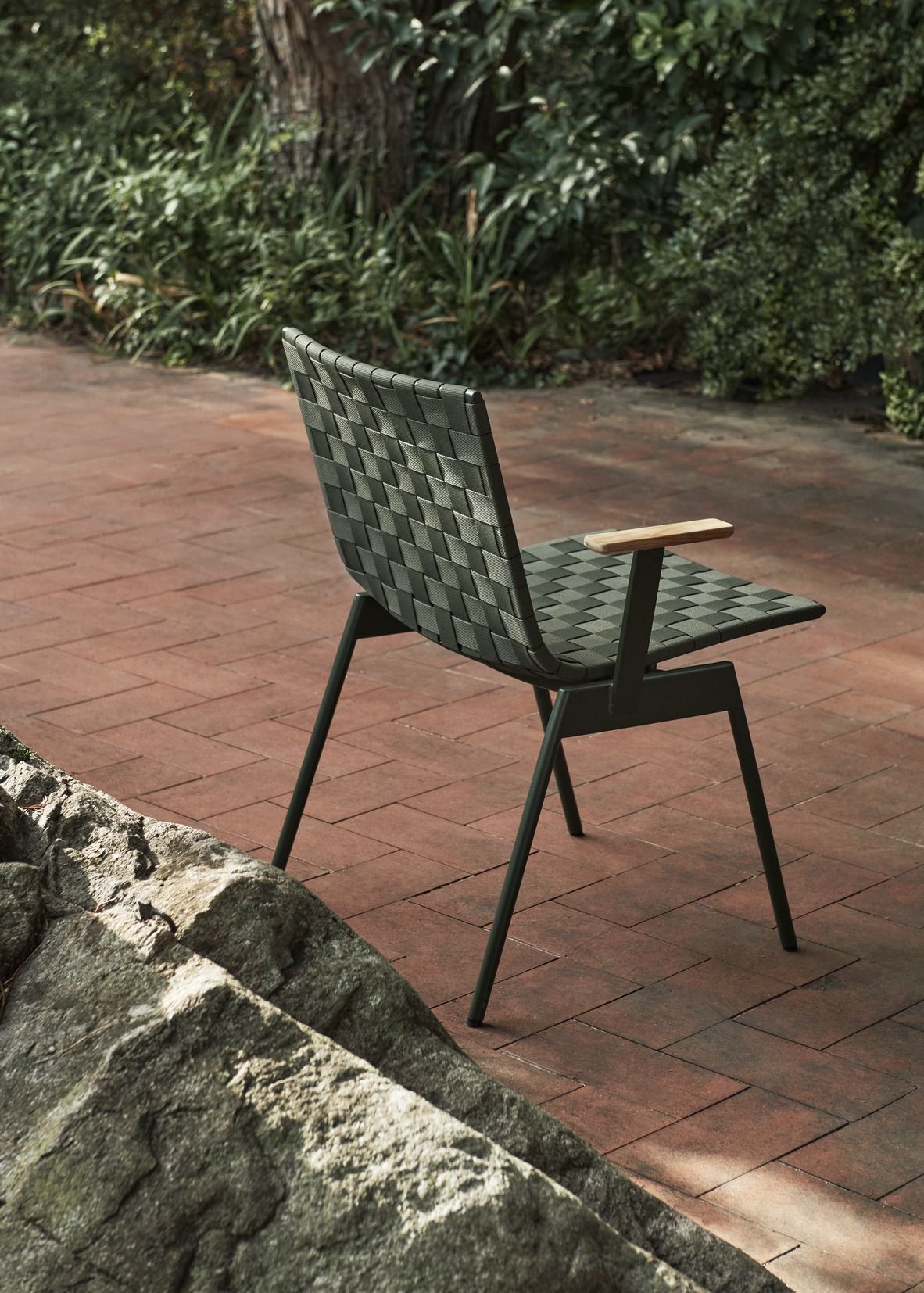AndTradition Ville AV34 Outdoor Stuhl mit geflochtener Sitzfläche und Armlehnen aus Holz, Gartenmöbel.