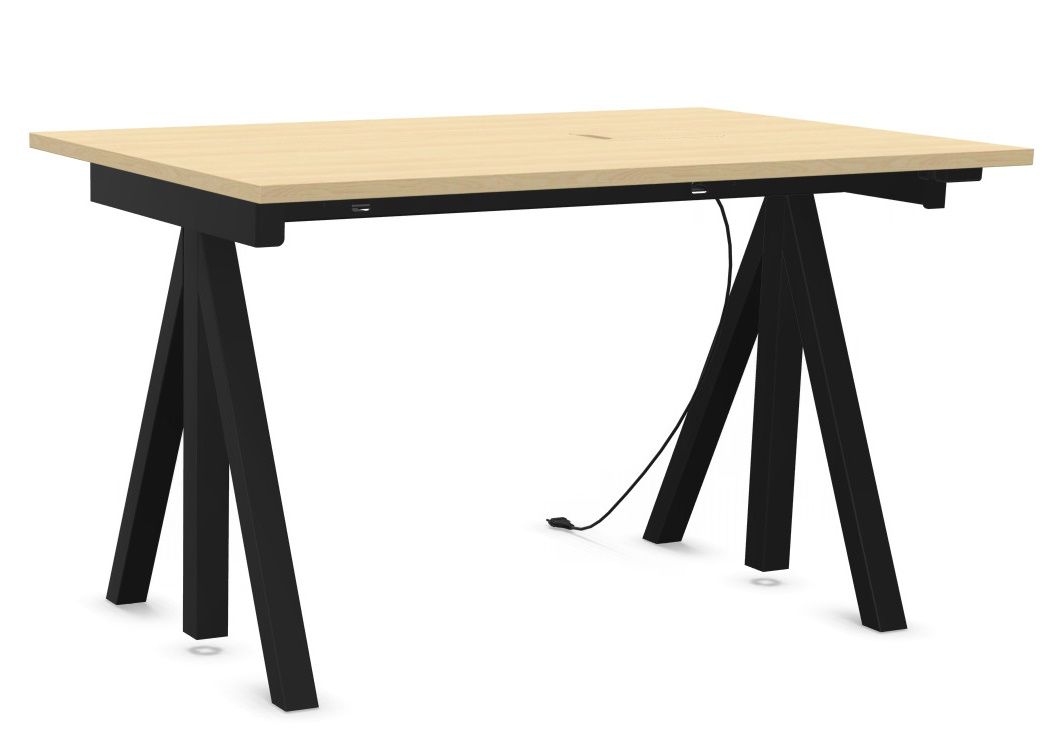 Wordesk Table Schreibtisch von String Furniture mit hellem Holz und schwarzem, modernem A-förmigen Gestell.