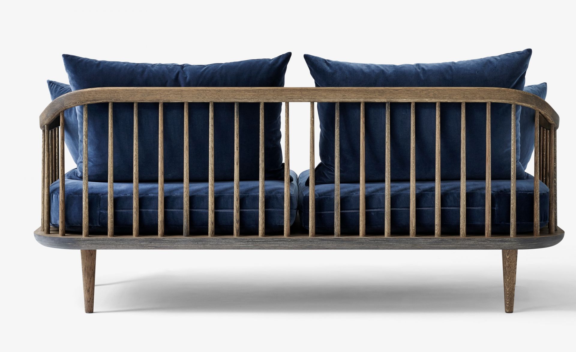 AndTradition Fly Sofa: 2-Sitzer Sofa mit blauem Samtbezug und Holzgestell, modernes skandinavisches Design.
