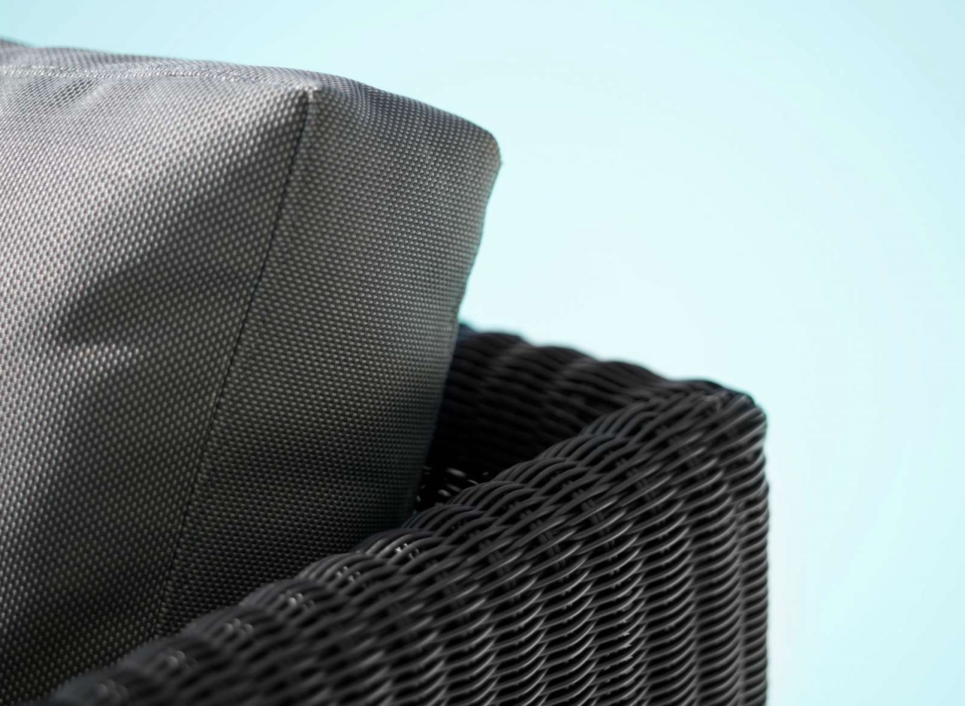 Detailaufnahme Cane-Line Diamond Outdoor Sofa mit taupefarbenen Kissen und schwarzem Geflecht. Gartenmöbel für Terrasse.
