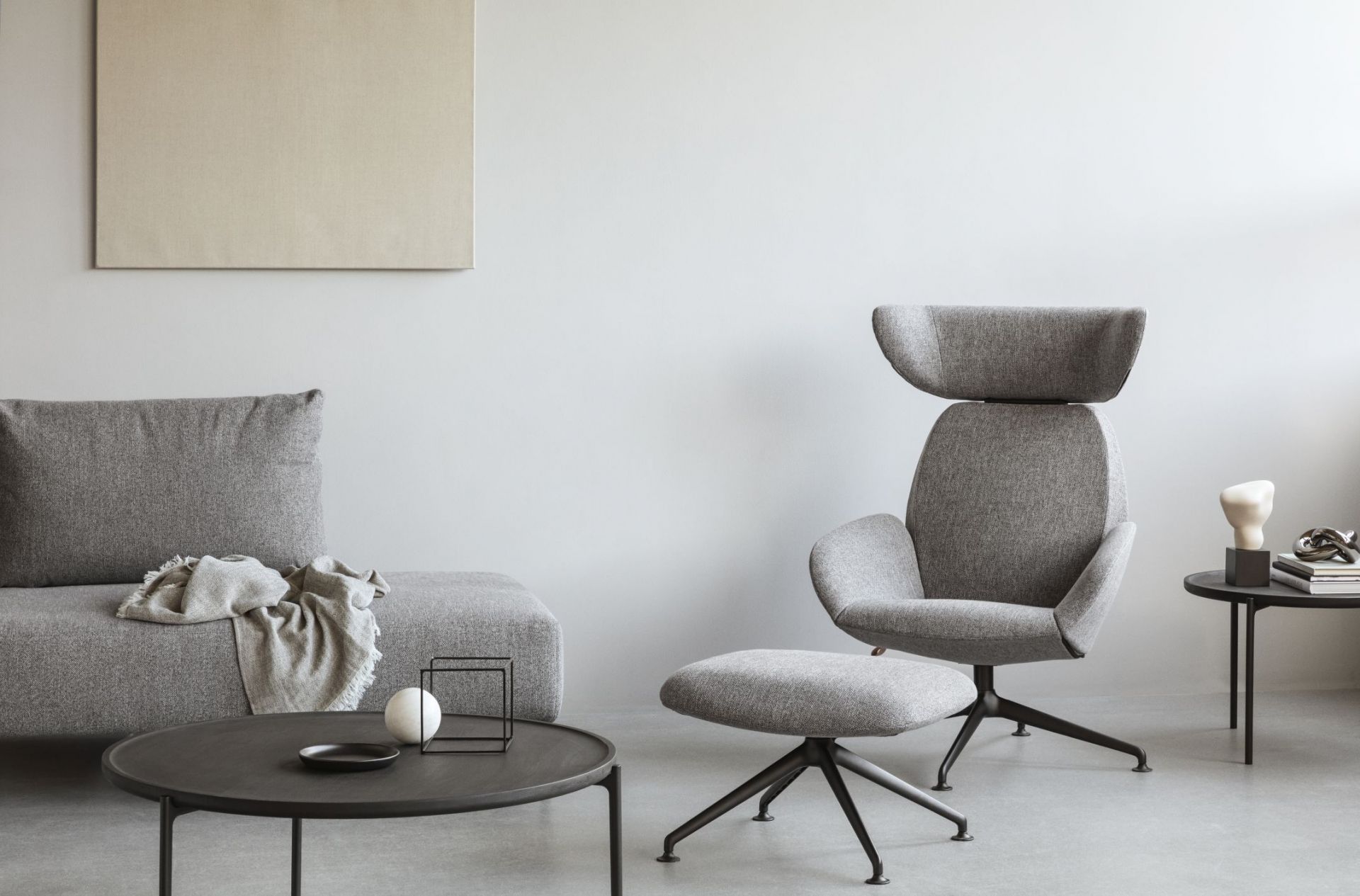 Savoye Tisch Eiche rund geräuchert von Eva Solo, ein niedriger Couchtisch aus dunklem Holz.