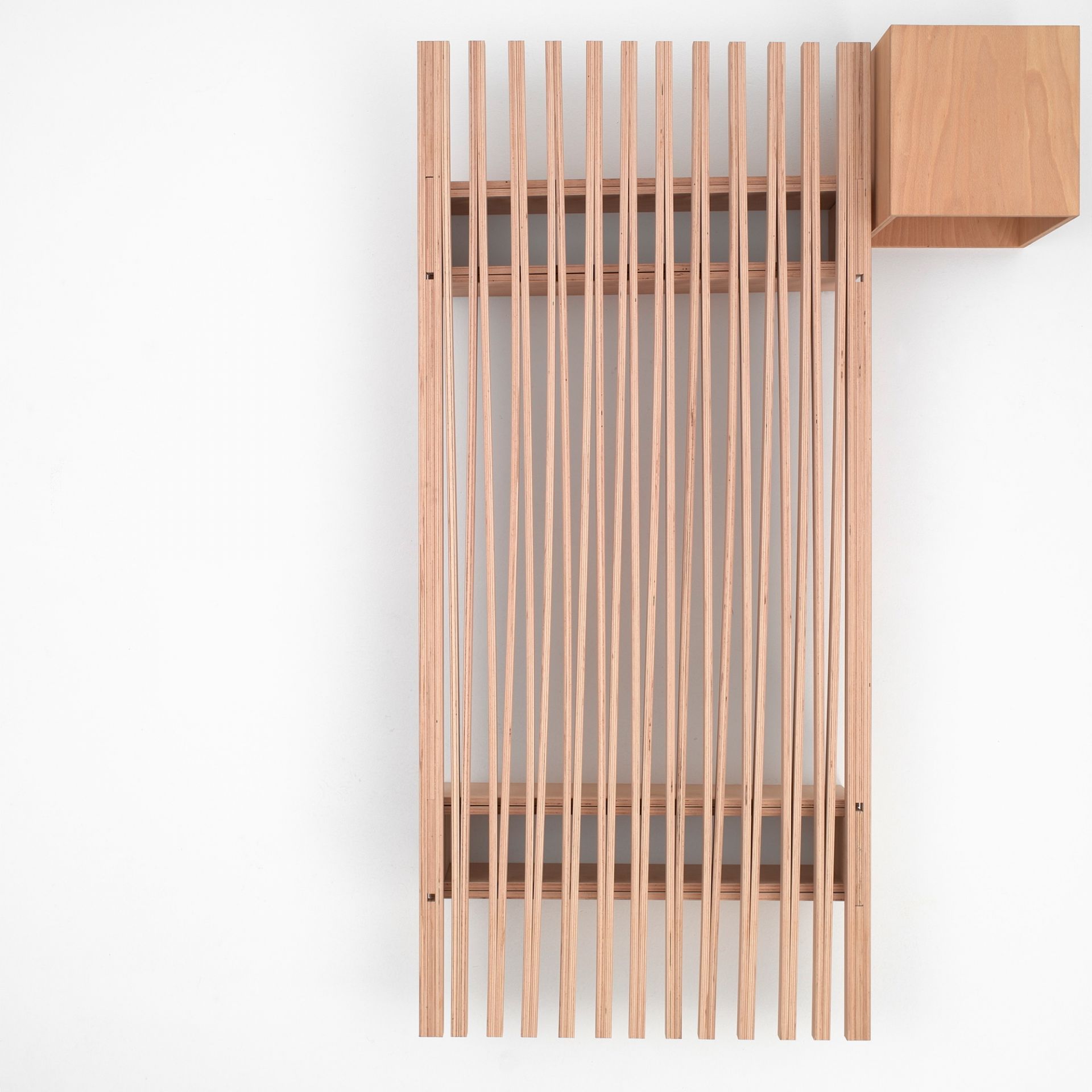 Detailaufnahme des Tojo V Bett 90/180 aus hellem Holz mit Lattenrost und Nachttisch auf weißem Hintergrund.