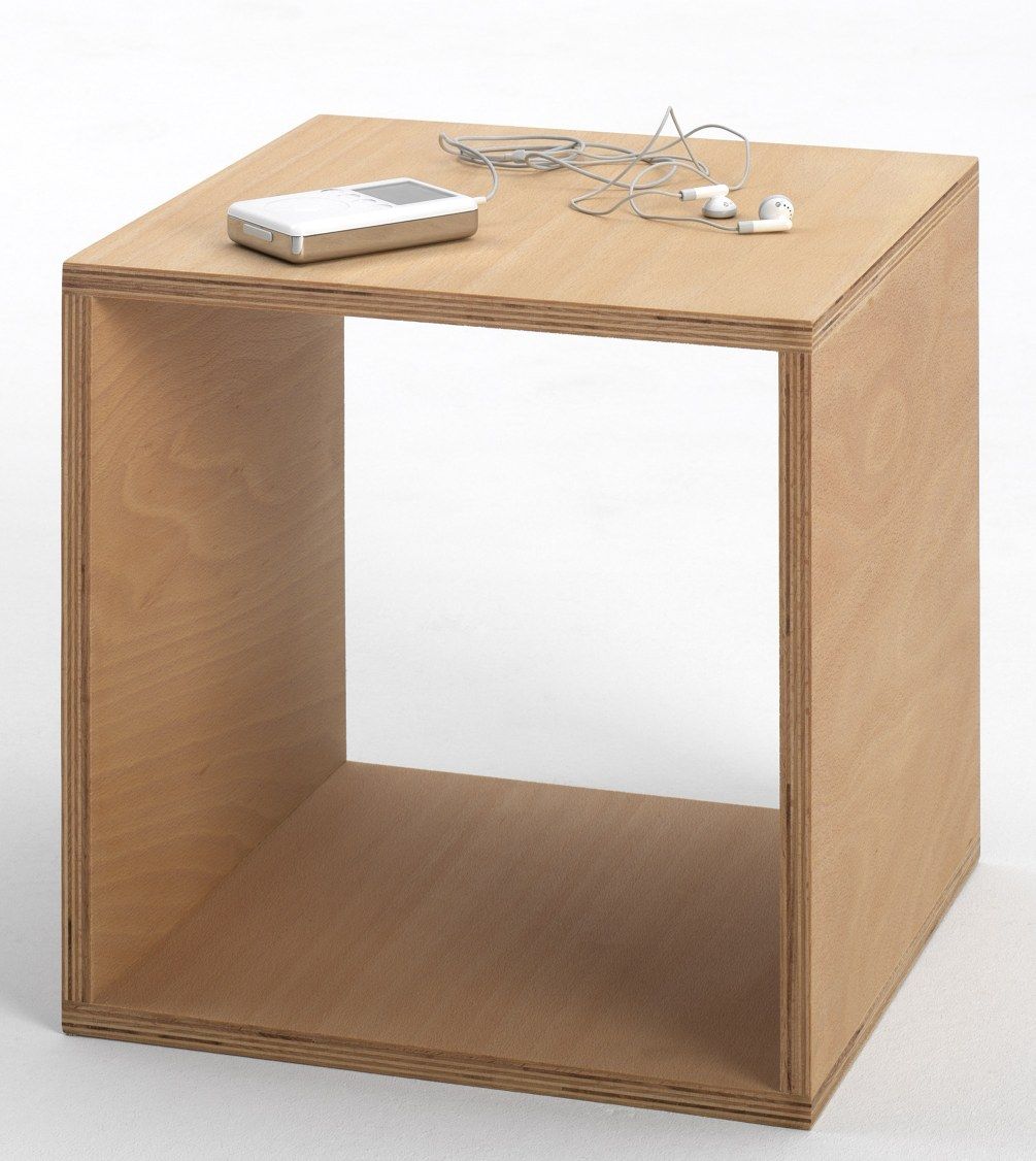 Tojo Cube Nachttisch aus hellem Holz mit MP3-Player und Kopfhörern auf der Oberfläche.
