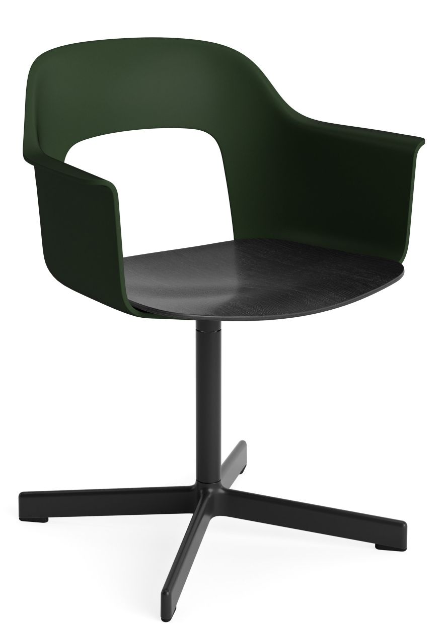 Layout Armchair von Hay, grüner Armlehnstuhl mit schwarzem Holz-Sitz und schwarzem Fußkreuz.