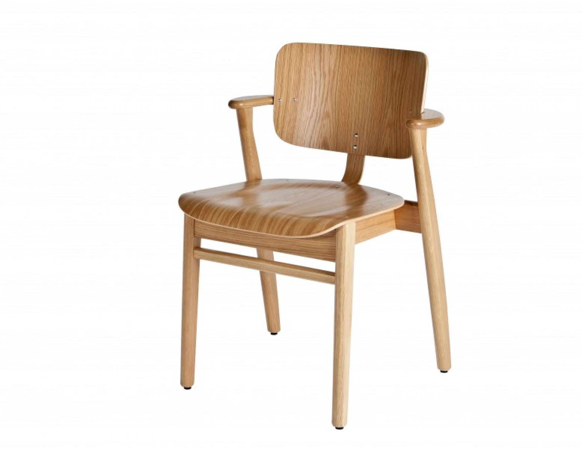 Domus Stuhl von Artek, ein skandinavischer Holzstuhl mit Armlehnen, perfekt für Esszimmer und Büro.