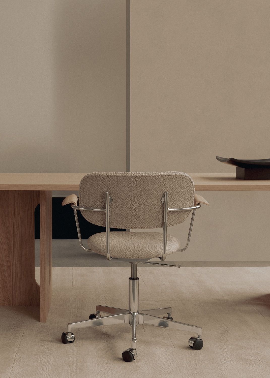 Co Task Chair von Audo Copenhagen, Bürostuhl mit Armlehnen und Rollen, Stoffbezug in Beige.