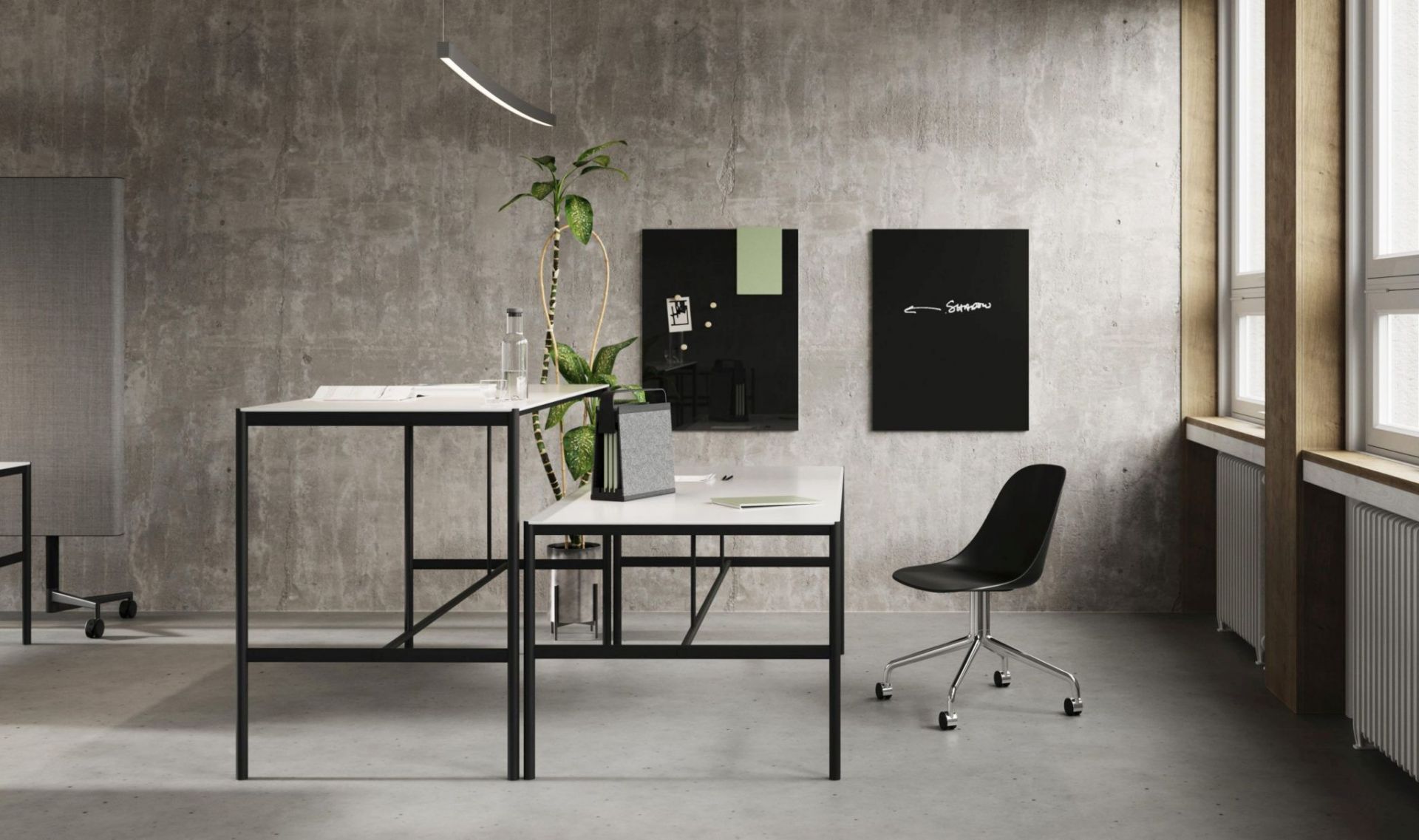 Büro mit Schreibtisch, Bürostuhl und zwei schwarzen Chat Board Classic Wandtafeln mit Notizen.