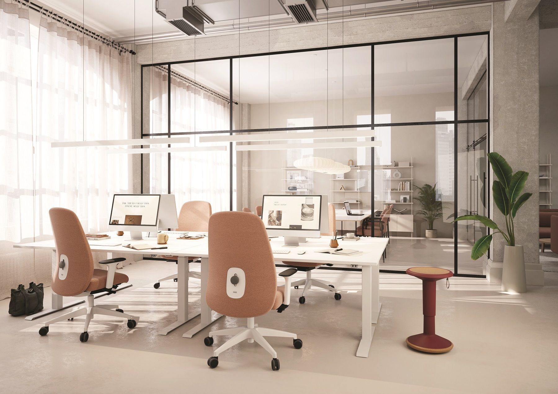 ECO UP Sitzhocker Interstuhl in modernem Büroambiente, ergonomisch, höhenverstellbar, für dynamisches Sitzen und gesunde Körperhaltung.