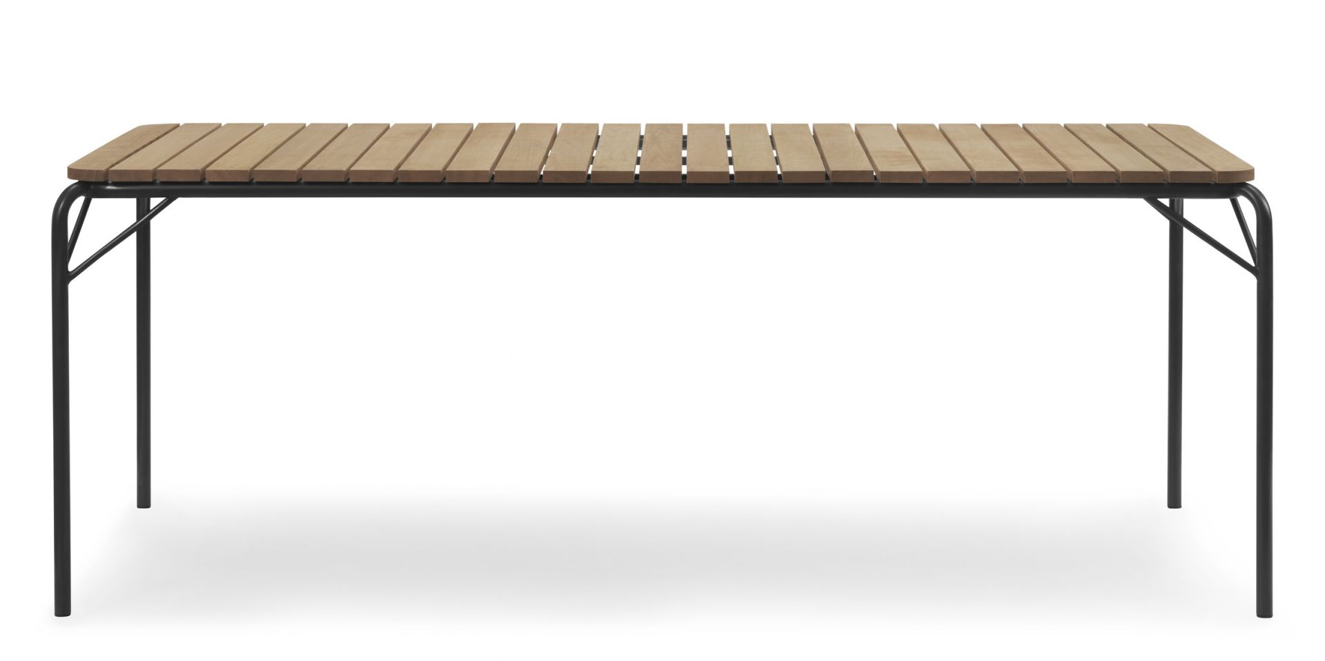 Normann Copenhagen Vig Table 90 x 200 cm für den Außenbereich mit Holzlatten und schwarzem Gestell.