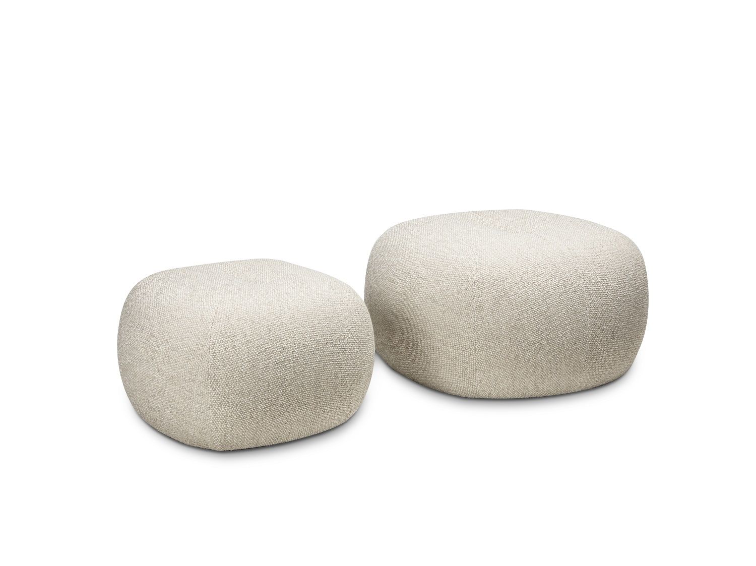 Zwei Nana Pouf Petite Hocker von Freifrau Manufaktur in hellem Stoffbezug. Moderne Sitzmöbel für Wohnzimmer.