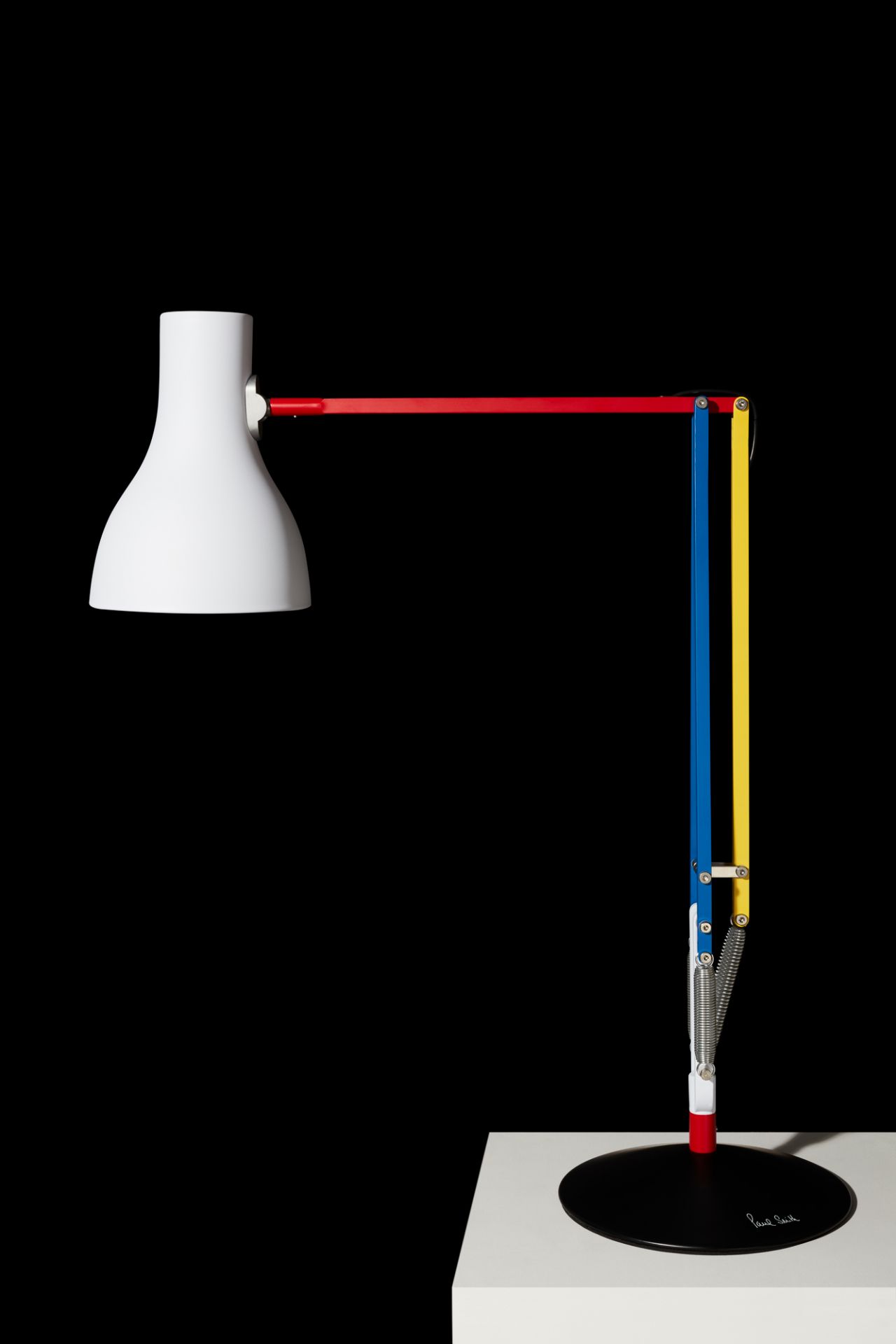 Anglepoise Type 75 Mini Paul Smith Edition Tischleuchte mit weißem Lampenschirm und farbigem Gestell.