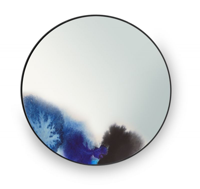 Francis Spiegel von Petite Friture: Runder Wandspiegel mit blau-schwarzem Aquarell-Design. Moderner Deko-Spiegel.