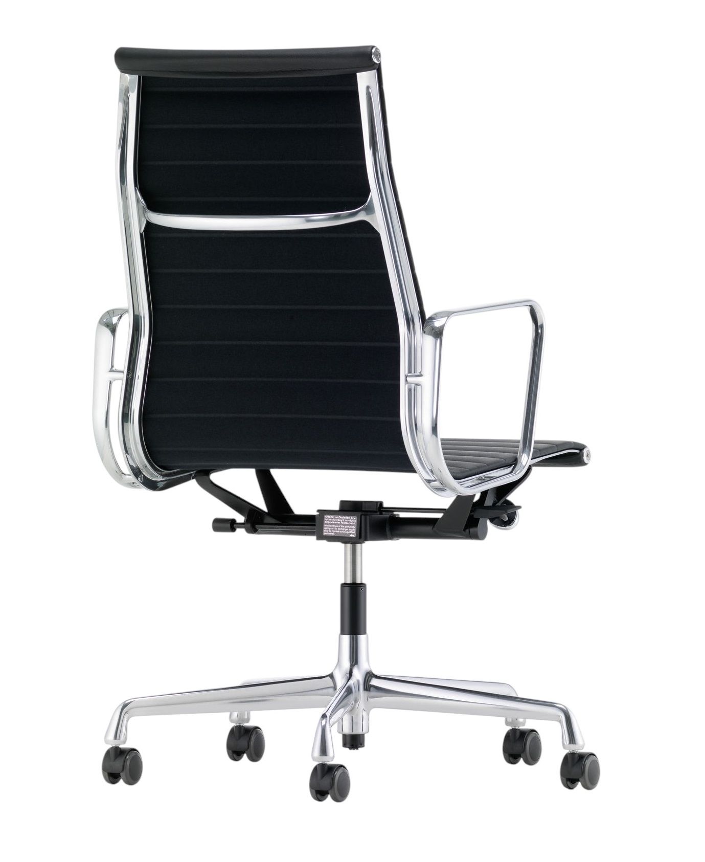 Rückansicht des Vitra Aluminium Chair EA 119 mit schwarzer Polsterung und verchromtem Aluminiumgestell.