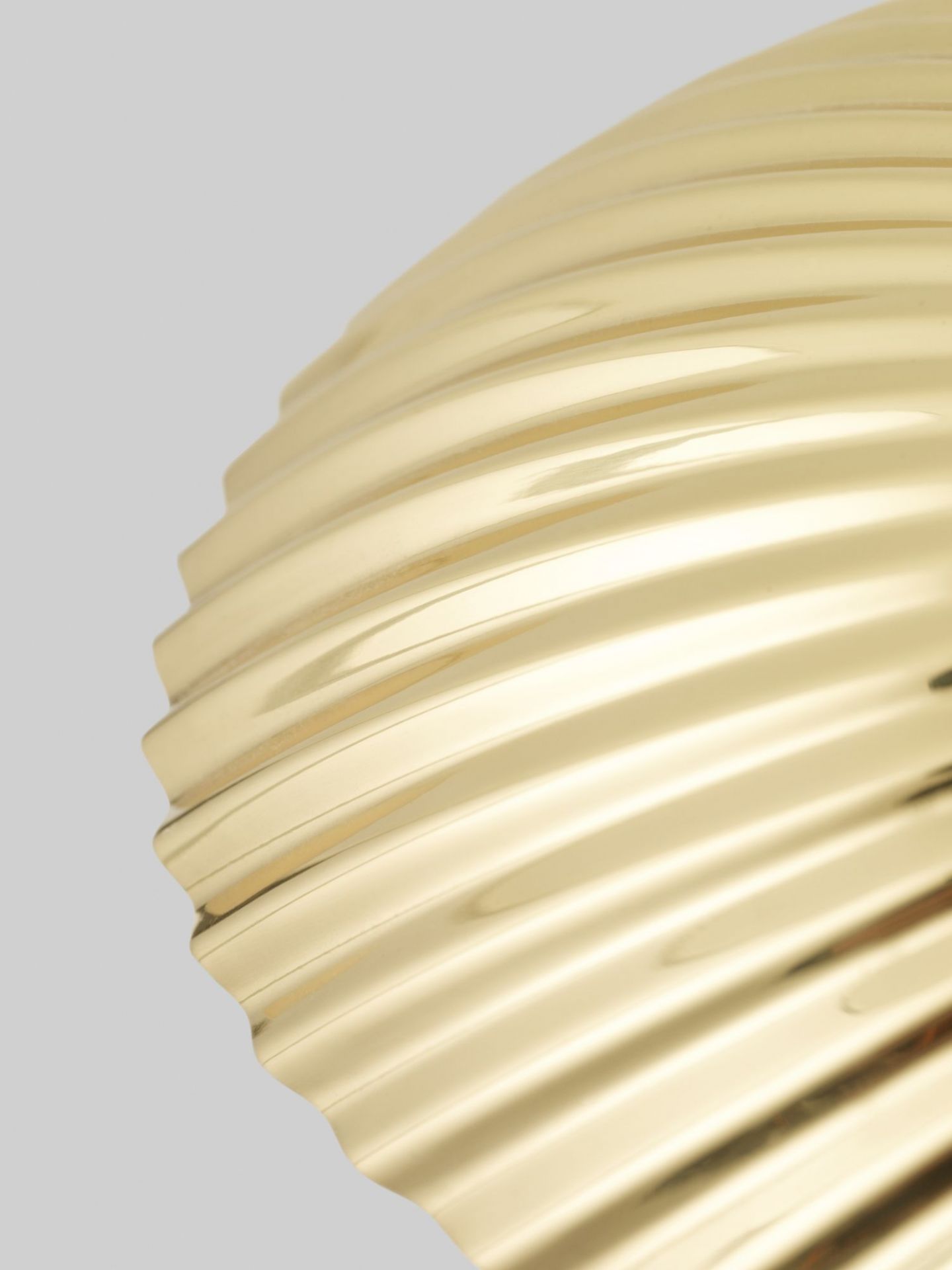 Detailaufnahme der Gubi 5321 Tischleuchte in Gold, modernes Design für stilvolle Beleuchtung.
