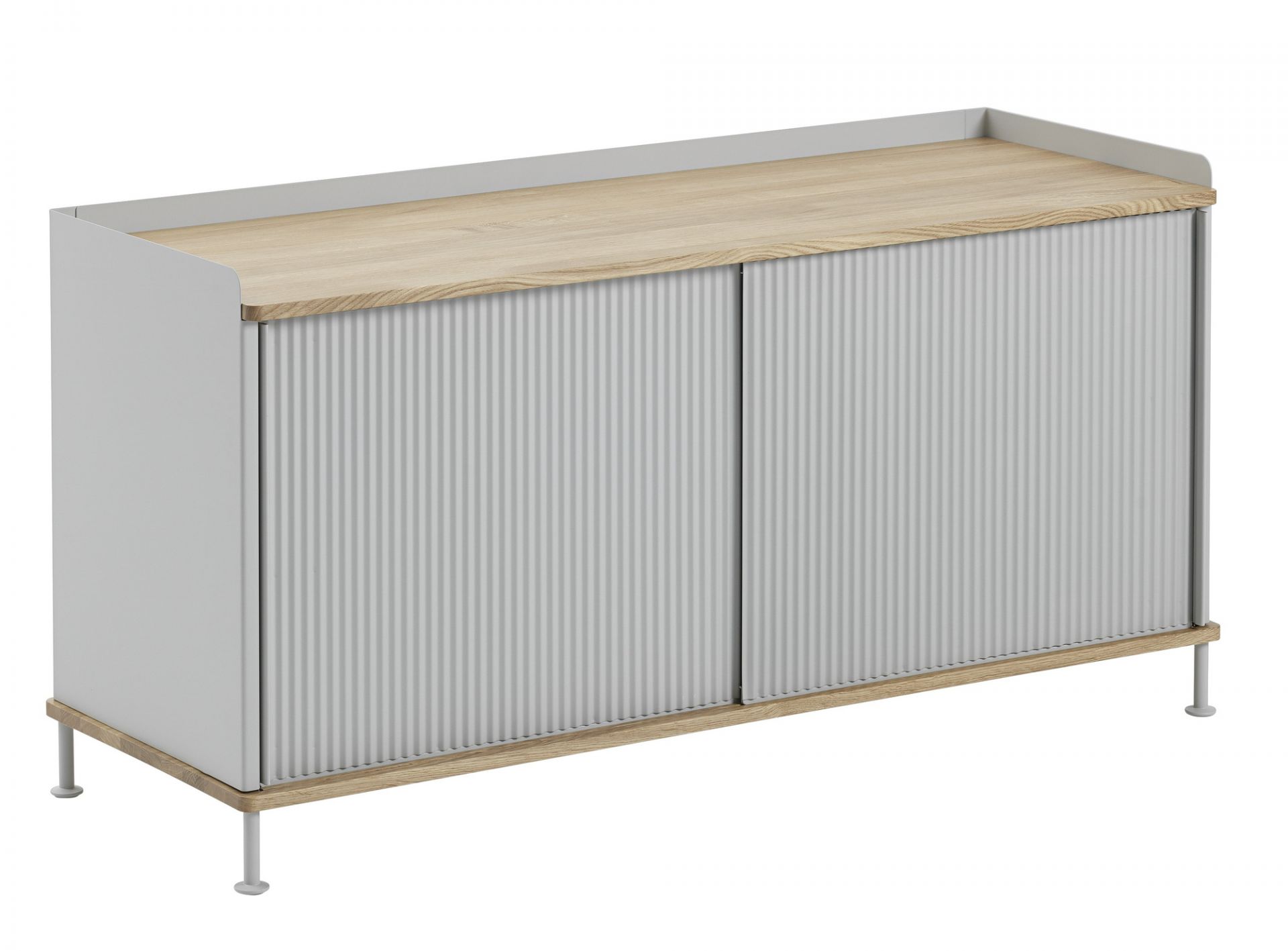 Enfold Sideboard Low von Muuto: Modernes, graues Sideboard mit Holzplatte und geriffelten Schiebetüren.