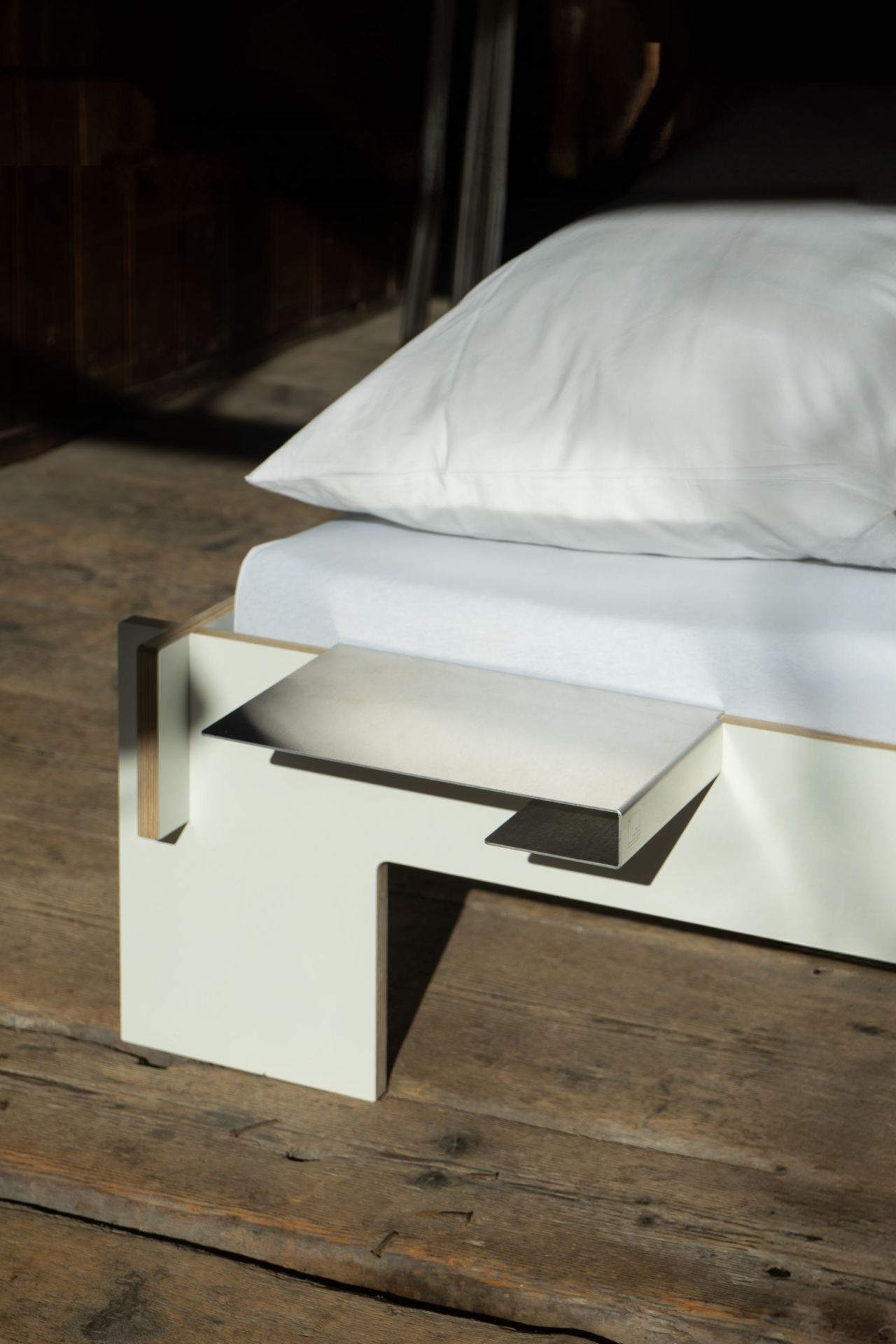 Nils Holger Moormann Bett mit Bettkante Leicht Ablage aus Metall und Holz.