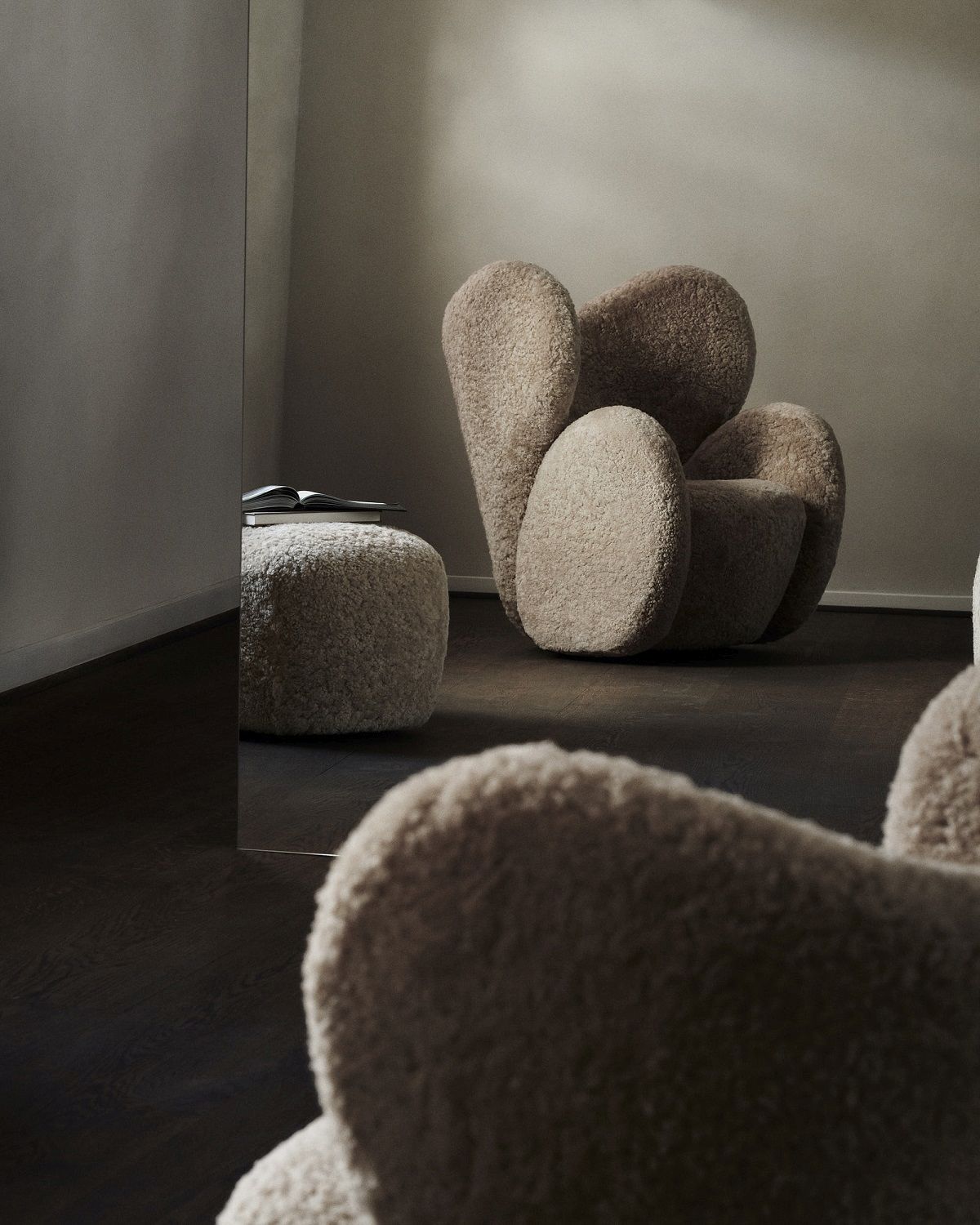 Beiger Big Lounge Chair Sessel von NORR11 mit passendem Hocker in modernem Wohnzimmer.