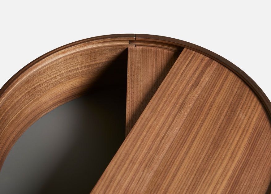 Detailaufnahme: Woud Arc Beistelltisch aus Walnussholz, runde Tischplatte mit Stauraum. Moderner Holztisch für Wohnzimmer.