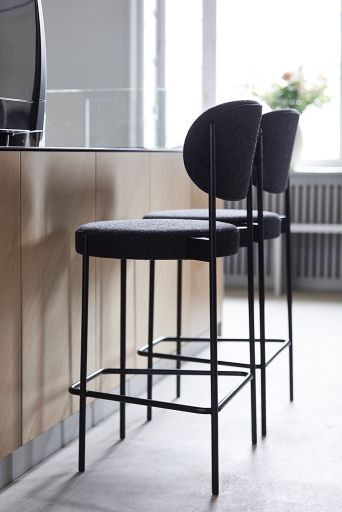 Zwei Series 430 Bar Stool Barhocker 65 cm von Verpan in Schwarz vor einer Küchentheke.