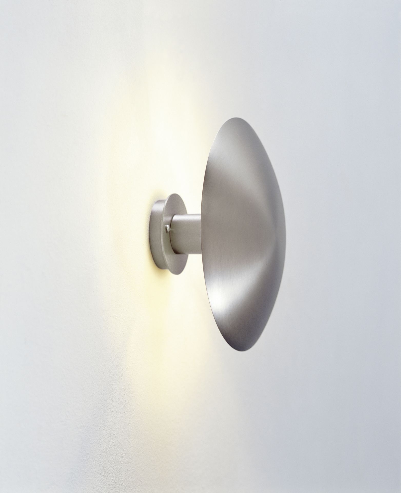Nahaufnahme der Disco Wandleuchte von Santa & Cole, modernes Design, indirekte Beleuchtung.