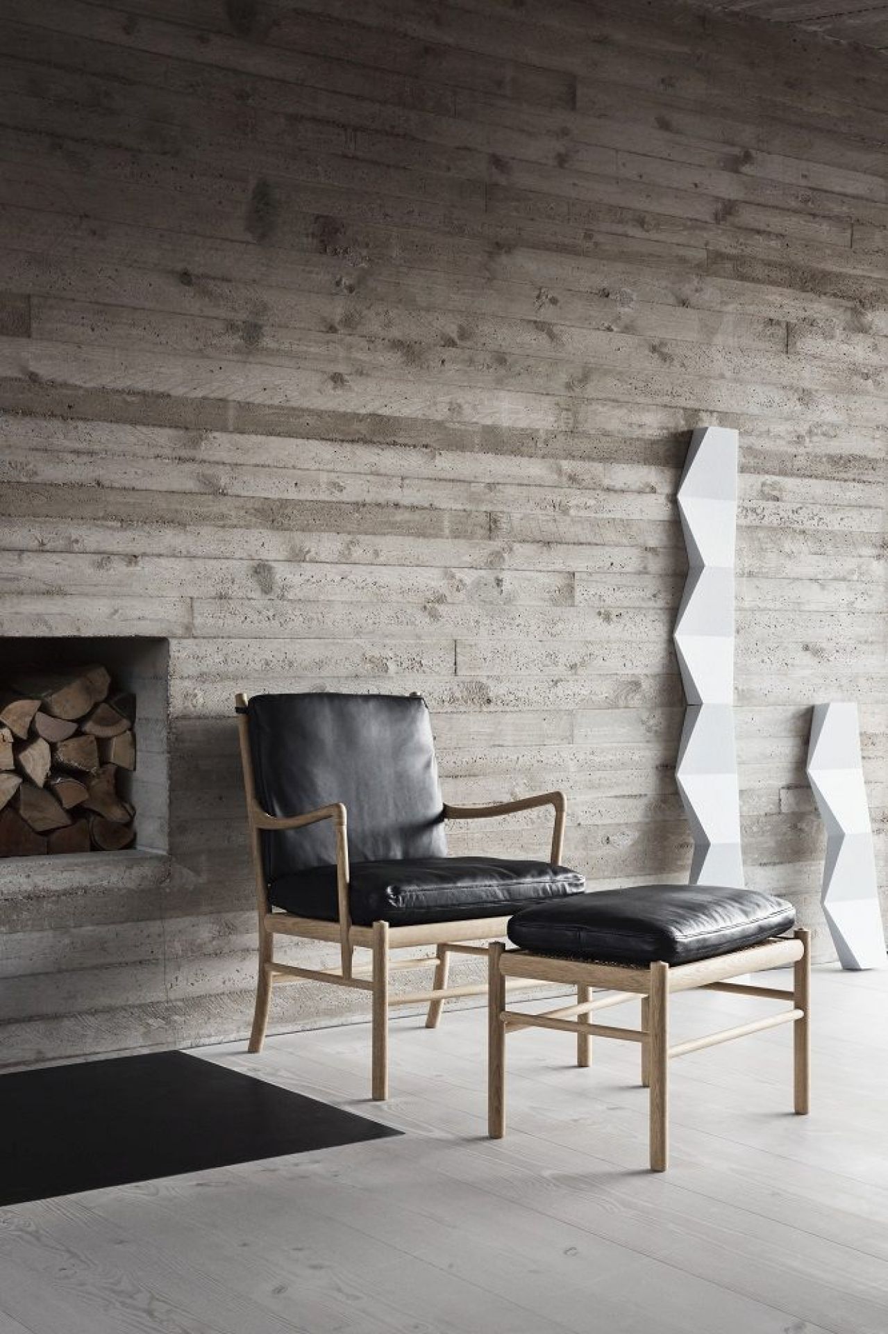 OW149 Colonial Chair von Carl Hansen & Søn mit schwarzem Leder und Fußhocker.