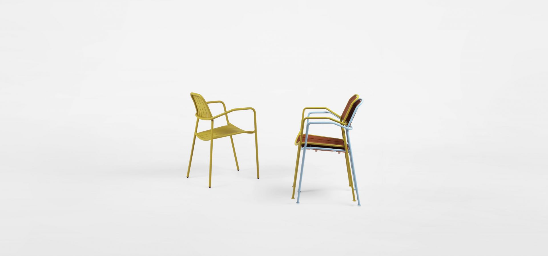 Zwei Osmo Outdoor Stühle von Prostoria, einer gelb, einer mit Holz und blauem Gestell.