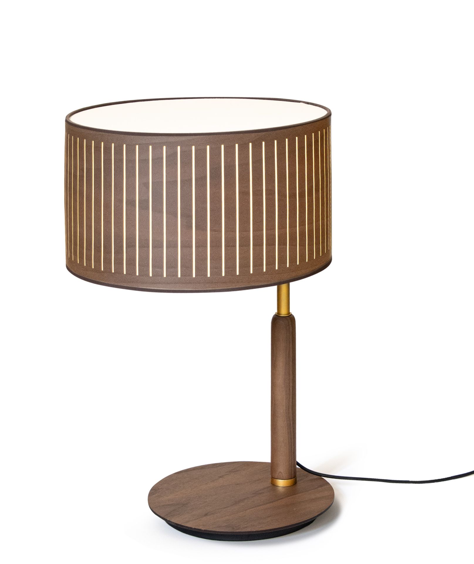 Autumn Table lamp Tischleuchte nomon mit braunem Lampenschirm und Holzfuß für stimmungsvolle Beleuchtung im Wohnbereich.