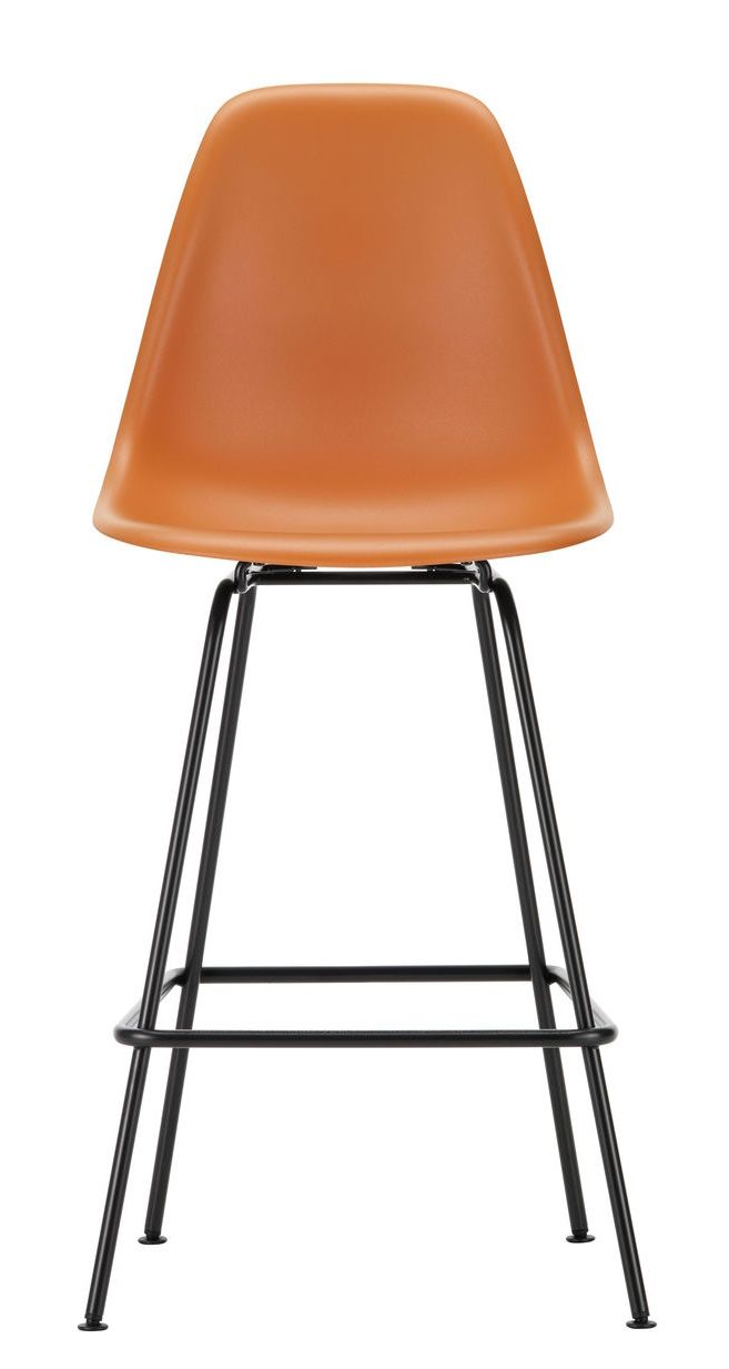 Vitra Eames Plastic Bar Stool in Umbra mit schwarzem Metallgestell, Frontansicht.