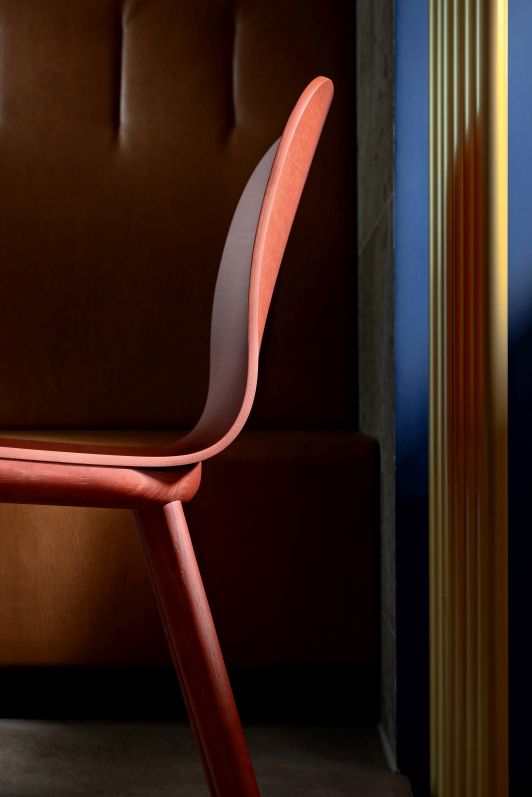Detailaufnahme des Aeon Chair Stuhls von Zeitraum in Terrakotta, minimalistisches Design für modernes Wohnen.