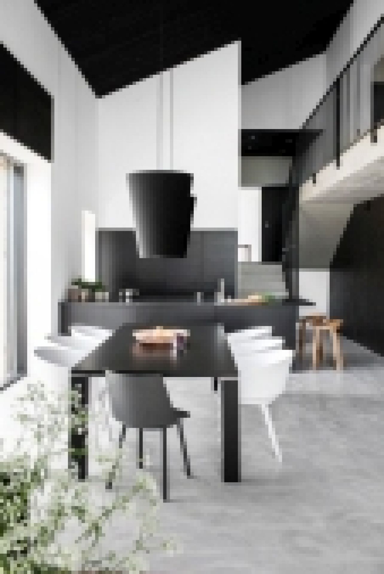 Esszimmer mit e15 Houdini Stühlen in Weiß und Grau am Esstisch.