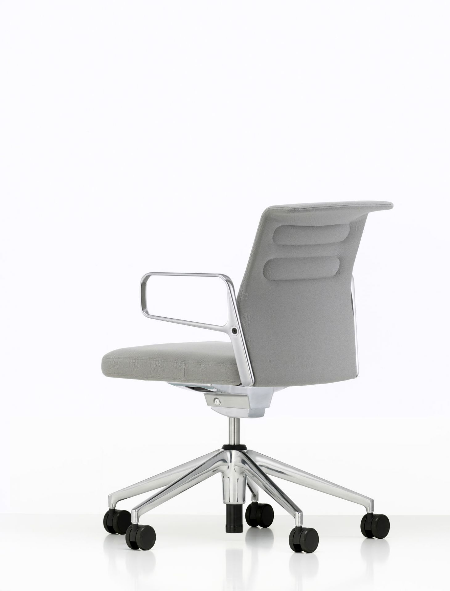 Grauer AC5 Studio Bürodrehstuhl von Vitra mit Armlehnen und Rollen vor weißem Hintergrund.