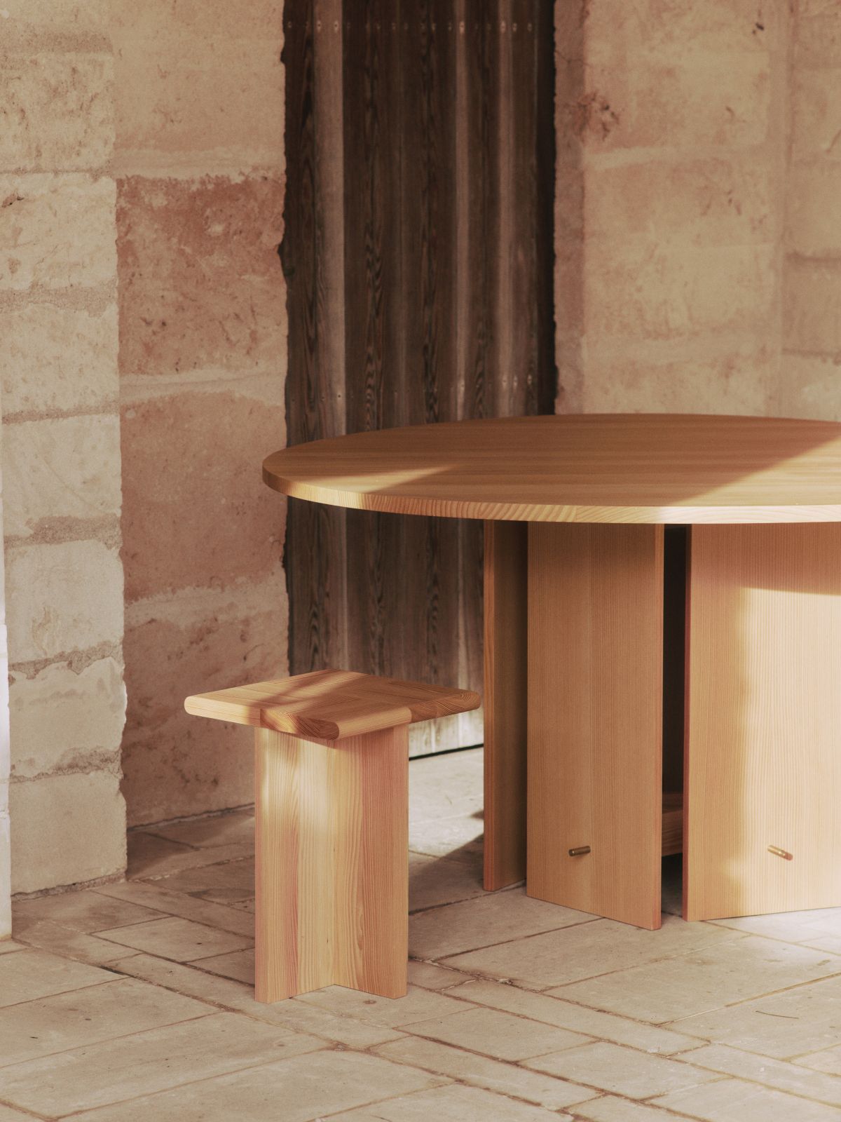 Sala Piece Beistelltisch von Ferm Living aus hellem Holz mit passendem Hocker. Moderner Beistelltisch für Wohnzimmer.