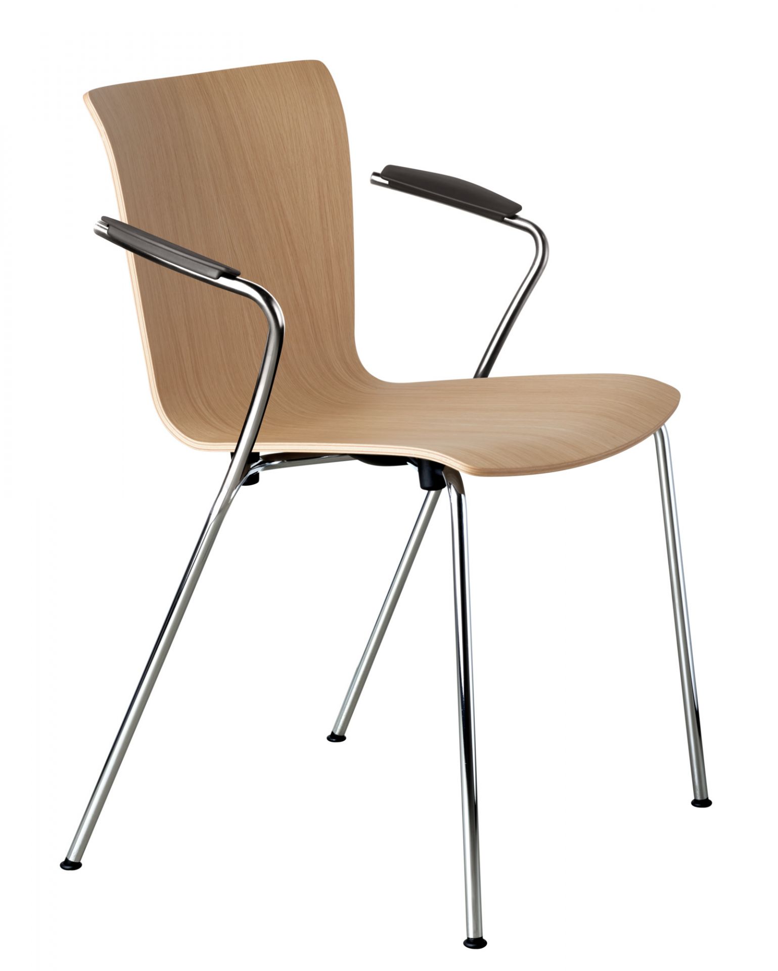 Vico Duo Stuhl von Fritz Hansen mit Holzschale und verchromten Armlehnen auf weißem Hintergrund.