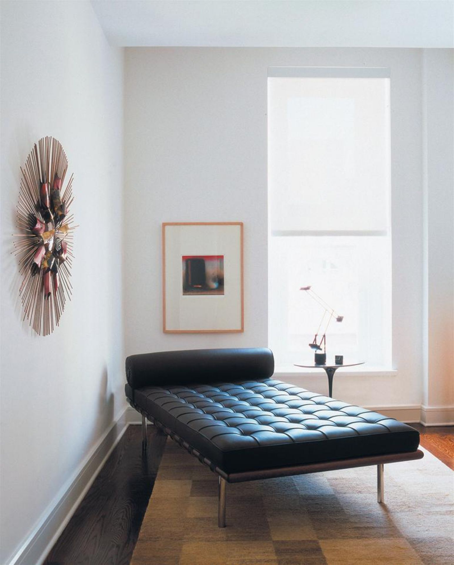Barcelona Liege von Knoll International mit schwarzem Leder und Stahlgestell in modernem Wohnzimmer.