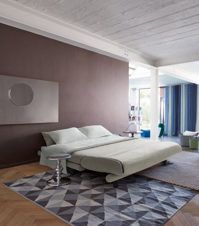 Helles Multy First Schlafsofa von ligne roset in modernem Wohnzimmer mit Teppich und Beistelltisch.
