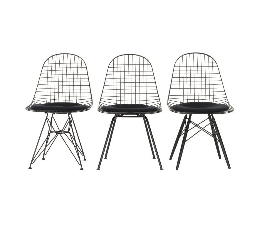 Drei schwarze DKW Wire Chairs von Vitra mit Sitzkissen, minimalistisches Design für Esszimmer und Büro.