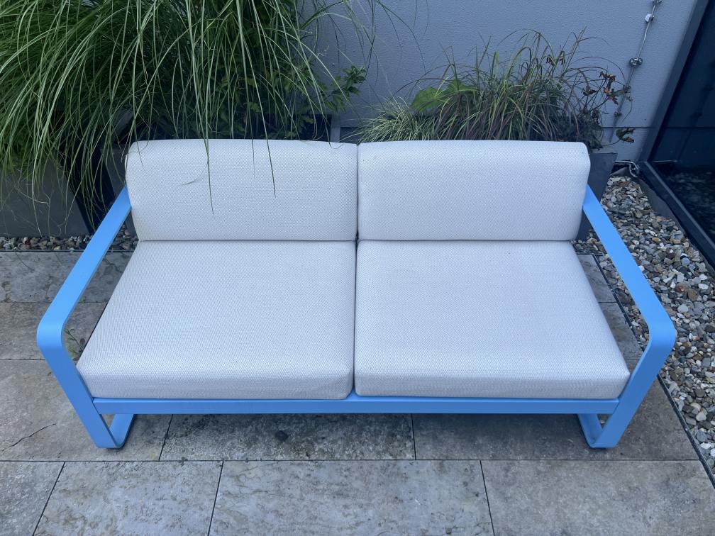 Bellevie Outdoor Lounge Zweisitzer in Hellblau mit weißen Kissen, ideal für Garten und Terrasse.