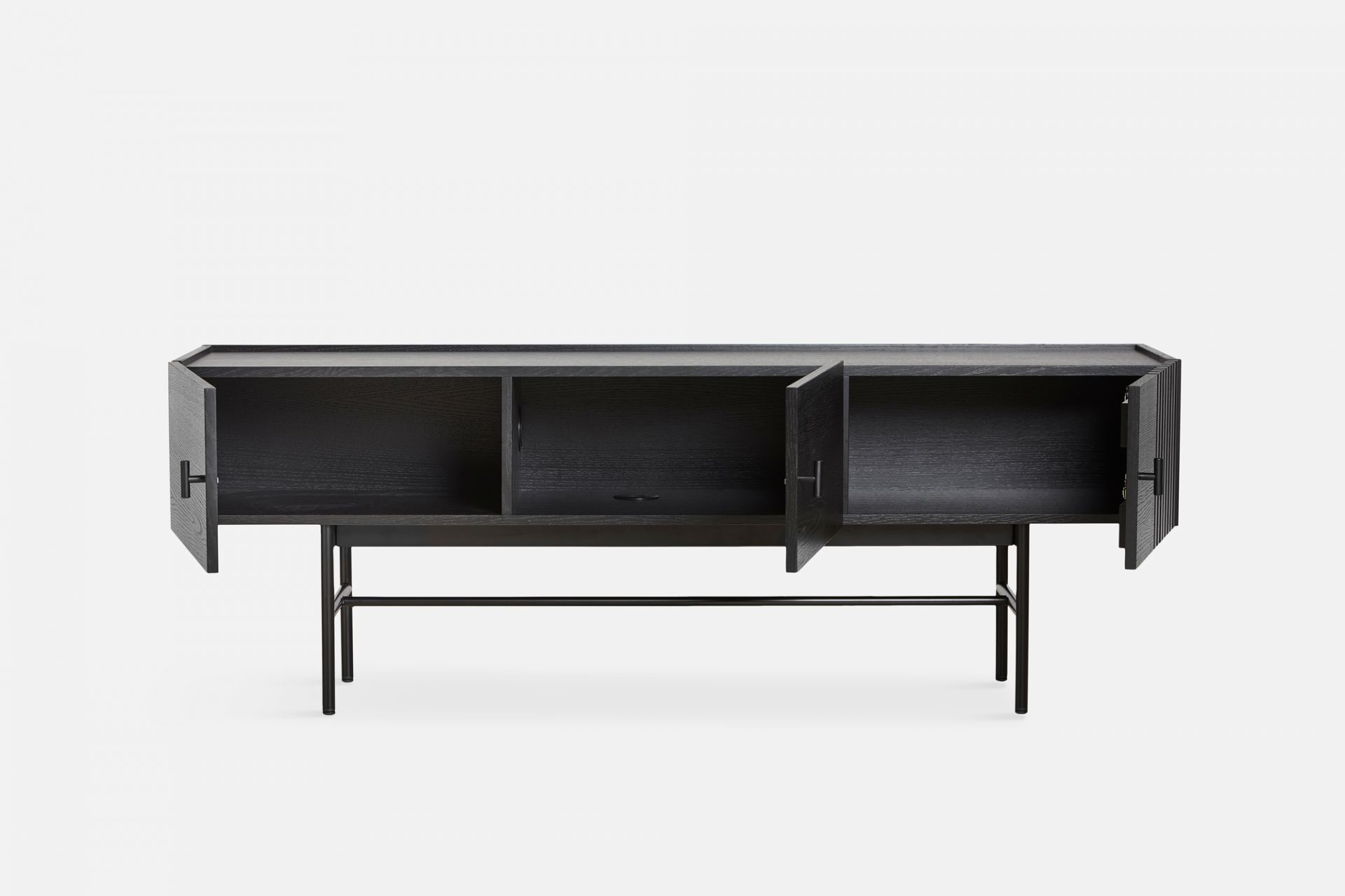 Schwarzes Array Sideboard von Woud (150cm) mit offenen Türen und filigranem Metallgestell.