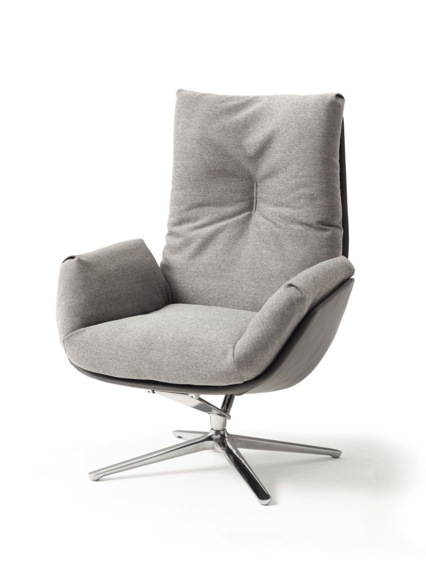Grauer Cordia Lounge Drehsessel von Cor mit Stoffbezug und Metallfuß auf weißem Hintergrund.