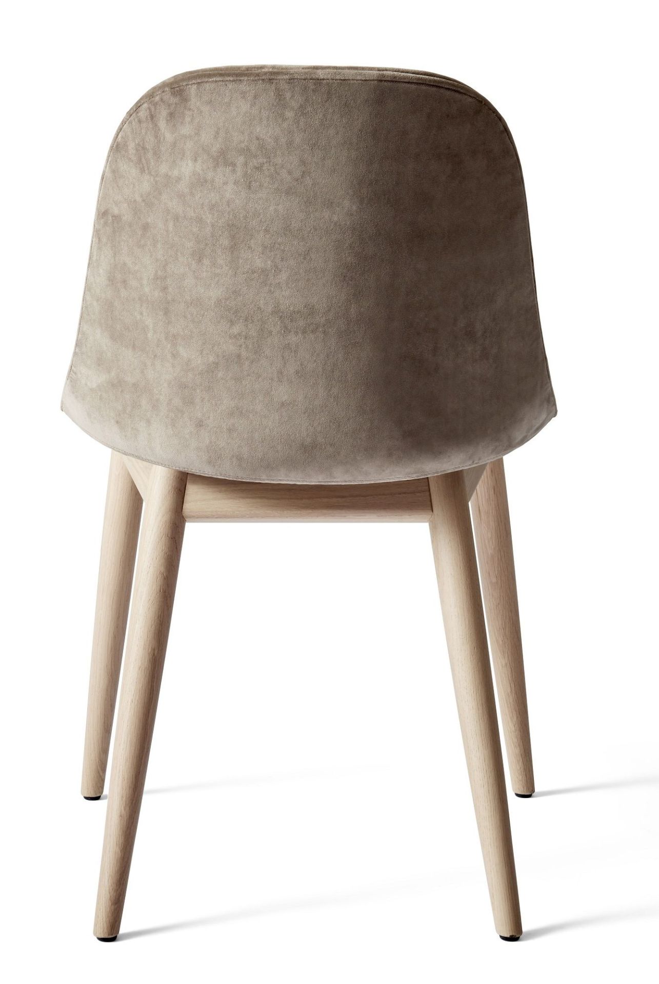 Rückansicht des Harbour Side Dining Chair von Audo Copenhagen mit beigem Samtbezug und Holzbeinen.