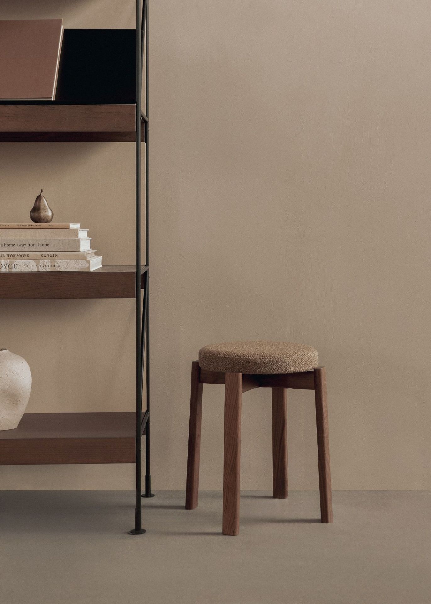 Passage Stool Hocker von Audo Copenhagen aus Holz und Stoff, minimalistisches Design für Wohnraum.