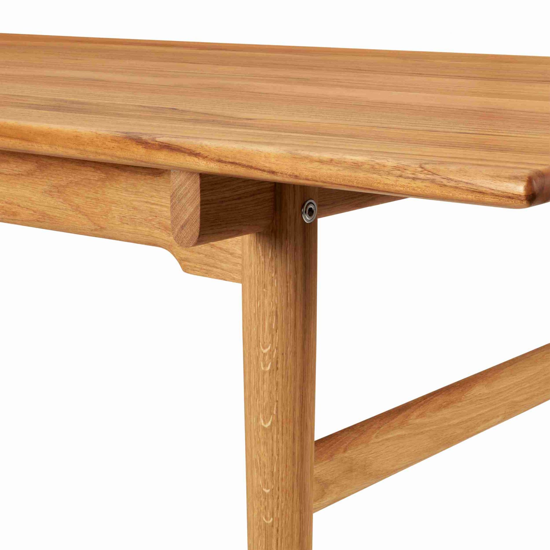 Detailaufnahme des CH327 Esstischs von Carl Hansen & Søn aus Teakholz, Fokus auf Tischbein und Tischplatte.