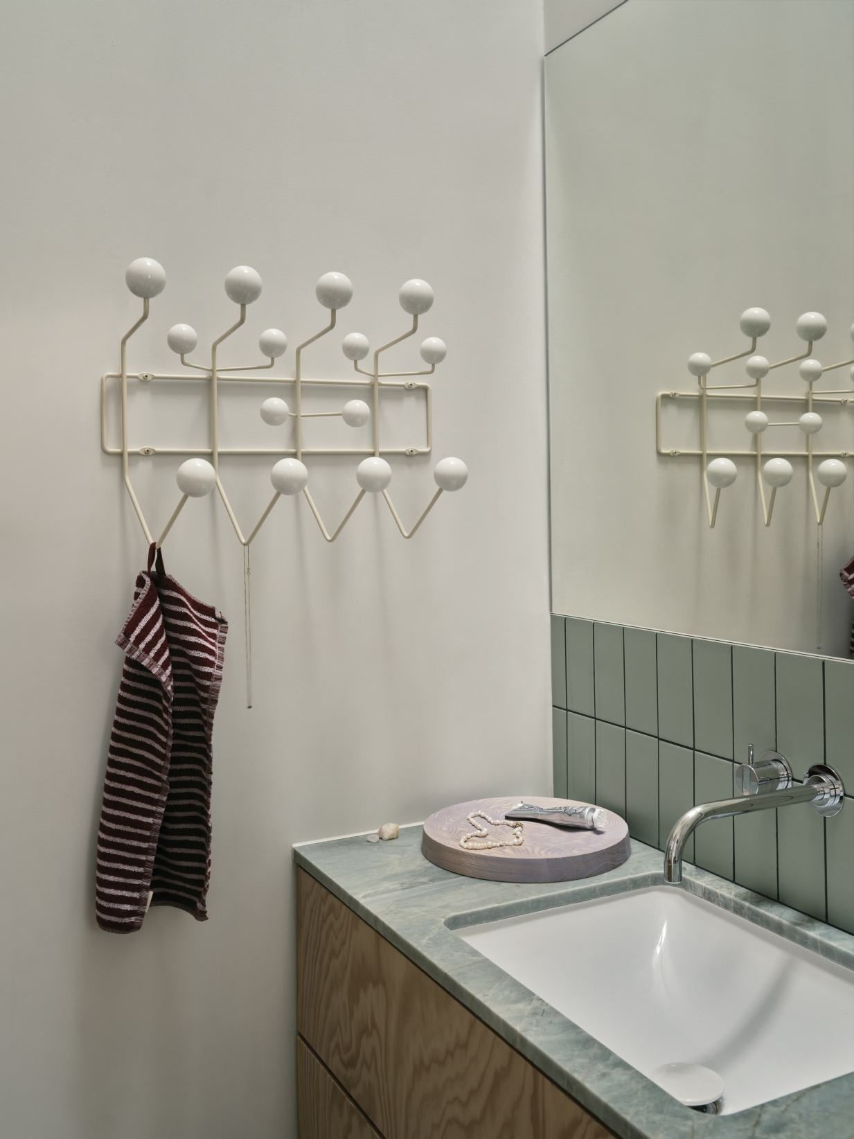 Eames Hang it all Garderobe in Warmweiss von Vitra im Badezimmer mit Handtuch.