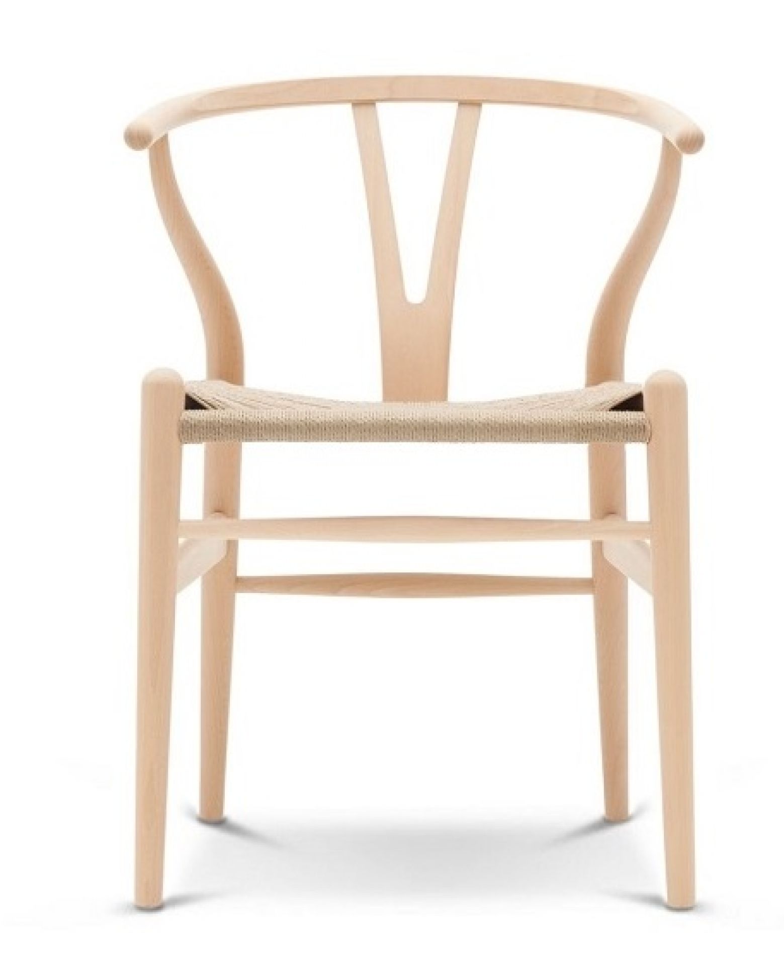 CH24 Wishbone Chair von Carl Hansen & Søn, ein heller Holzstuhl mit geflochtener Sitzfläche.